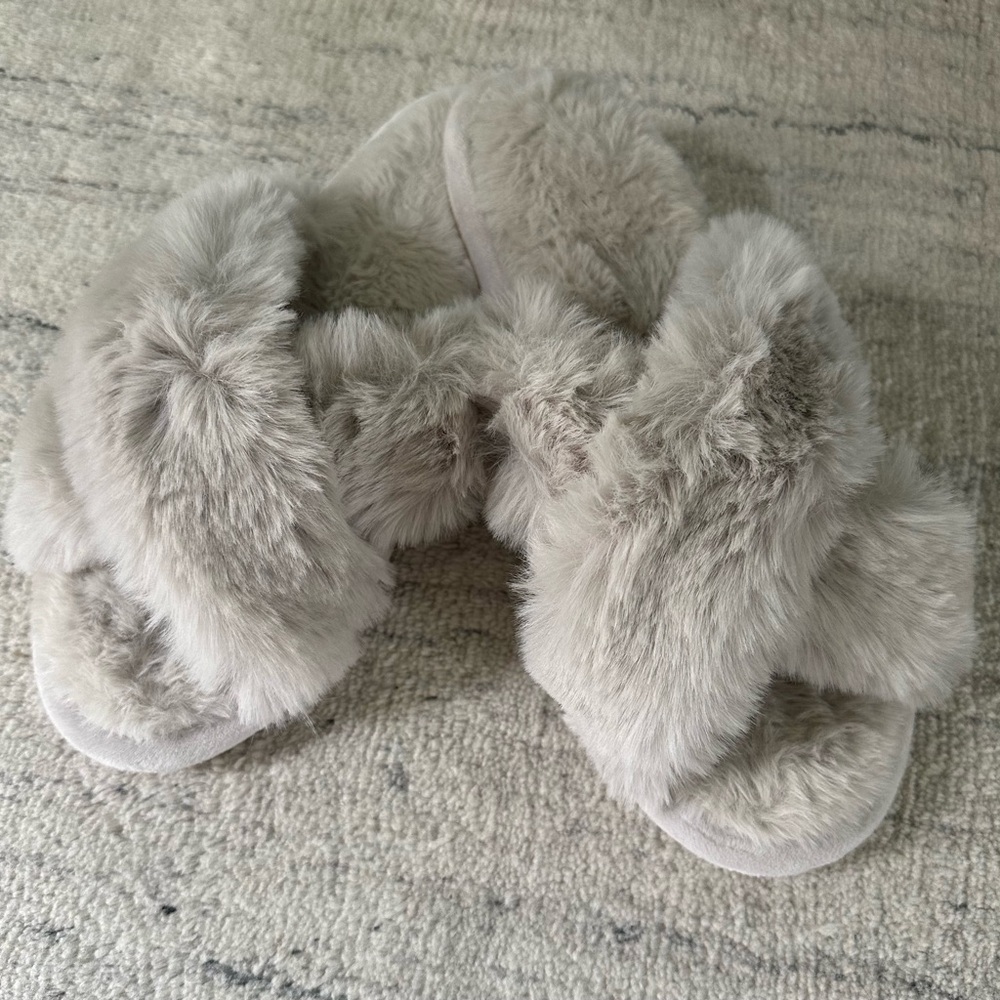 Fuzzy Cross Band, Open Toe Slip On Slippers. Light Grey. Size M. NWOT.